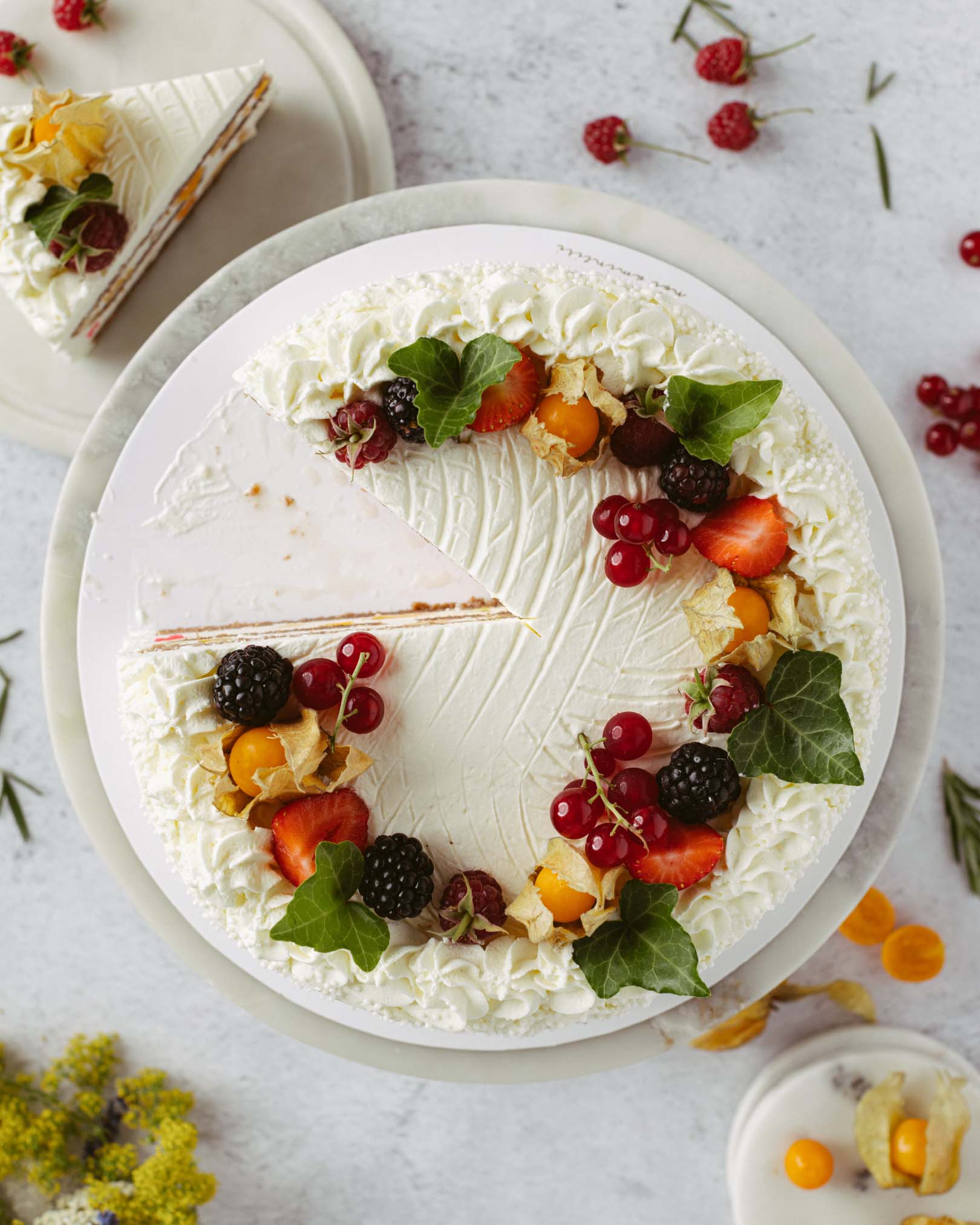 Tort cu frișcă și fructe 3