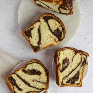 Cozonac cu nucă, cacao, rahat și stafide